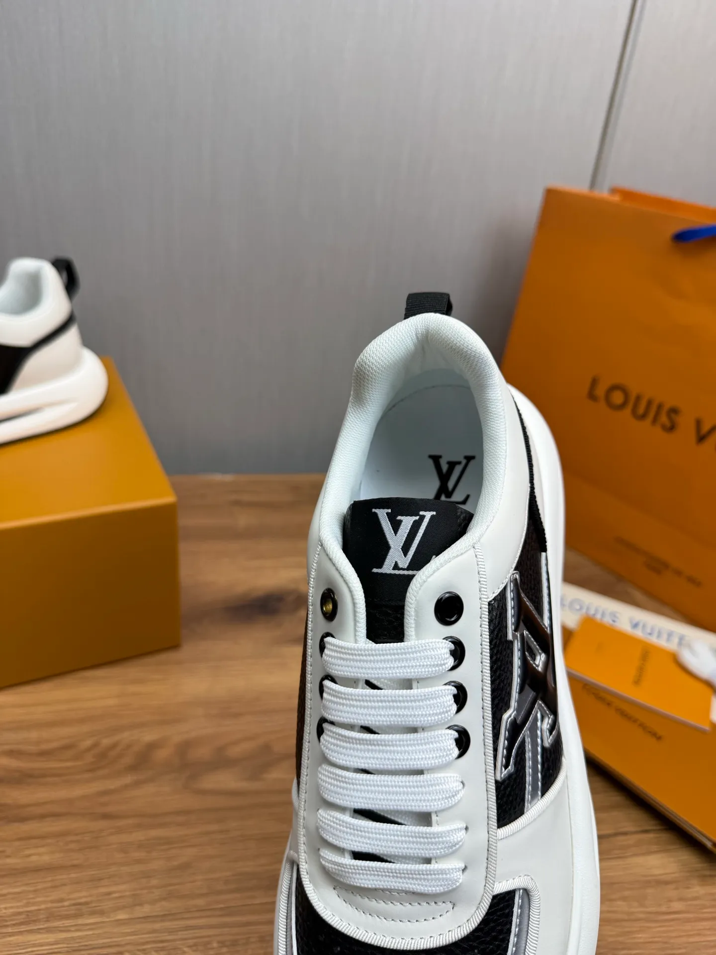 Men's shoes 💰820💰 Lv. Top purchasing agent 🇮🇹 Louis Vuitton, sports shoes counter synchronization, uppers imported from Italy, high-quality splicing and complex handicrafts, imported mesh pads are soft and comfortable, soles: original factory special soles, TPU exclusive movable molded soles super comfortable, original factory single goods, 🔍🔍high quality, you can enter and exit the counter at will, welcome to compare, code number 38-44 (Customized 38.45)